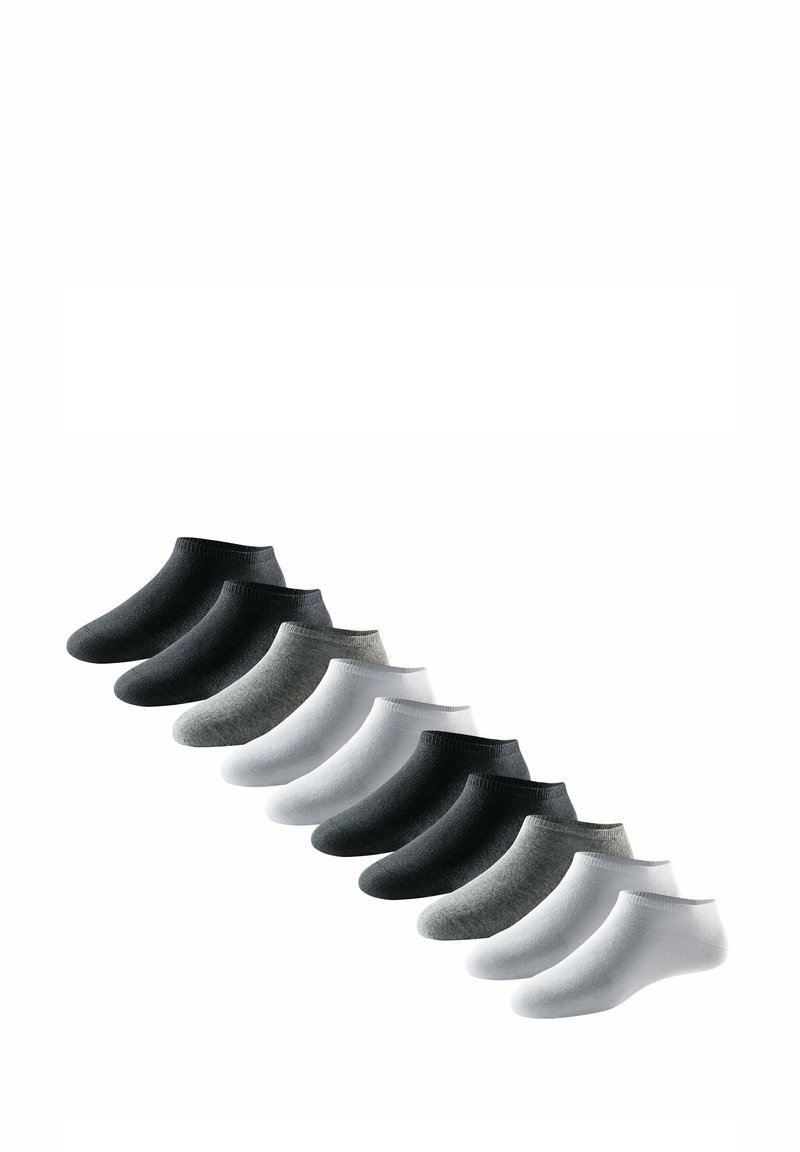 Dieci paia di calzini corti, in nero, grigio e bianco, disposti in una linea diagonale su uno sfondo bianco.