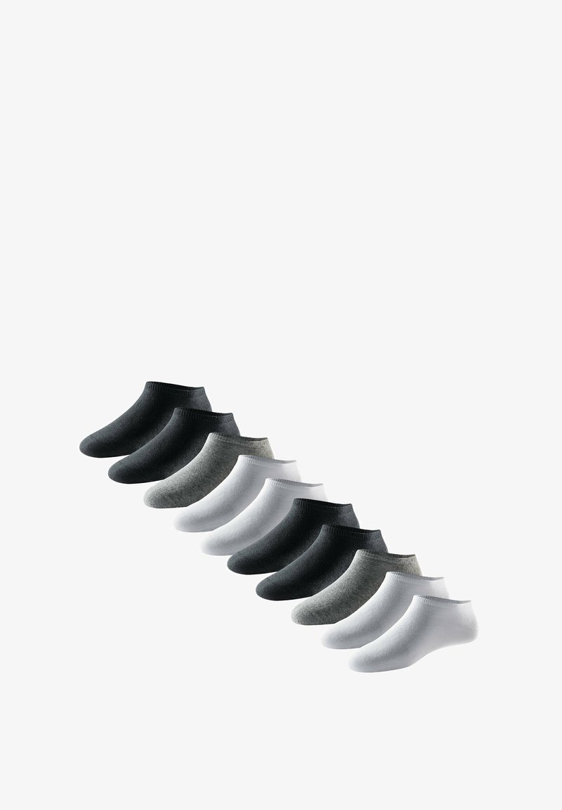 Dieci paia di calzini corti, in nero, grigio e bianco, disposti in una linea diagonale su uno sfondo bianco.