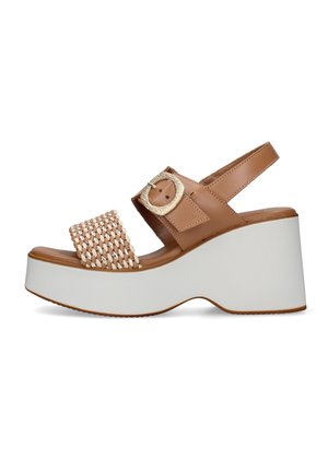 Sandalo zeppa in pelle marrone con cinturino intrecciato, grande fibbia dorata e tacco piattaforma bianco spesso, punta aperta e design slingback.