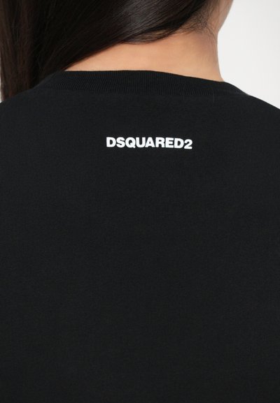 Černé tričko s žebrovaným výstřihem, na zadní straně s bílým logem "DSQUARED2". Tkanina vypadá měkká a hladká. Jednoduchý design.