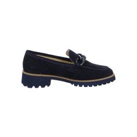 Mocassin en daim bleu marine avec semelle en caoutchouc épaisse et détail décoratif en chaîne métallique sur le dessus.