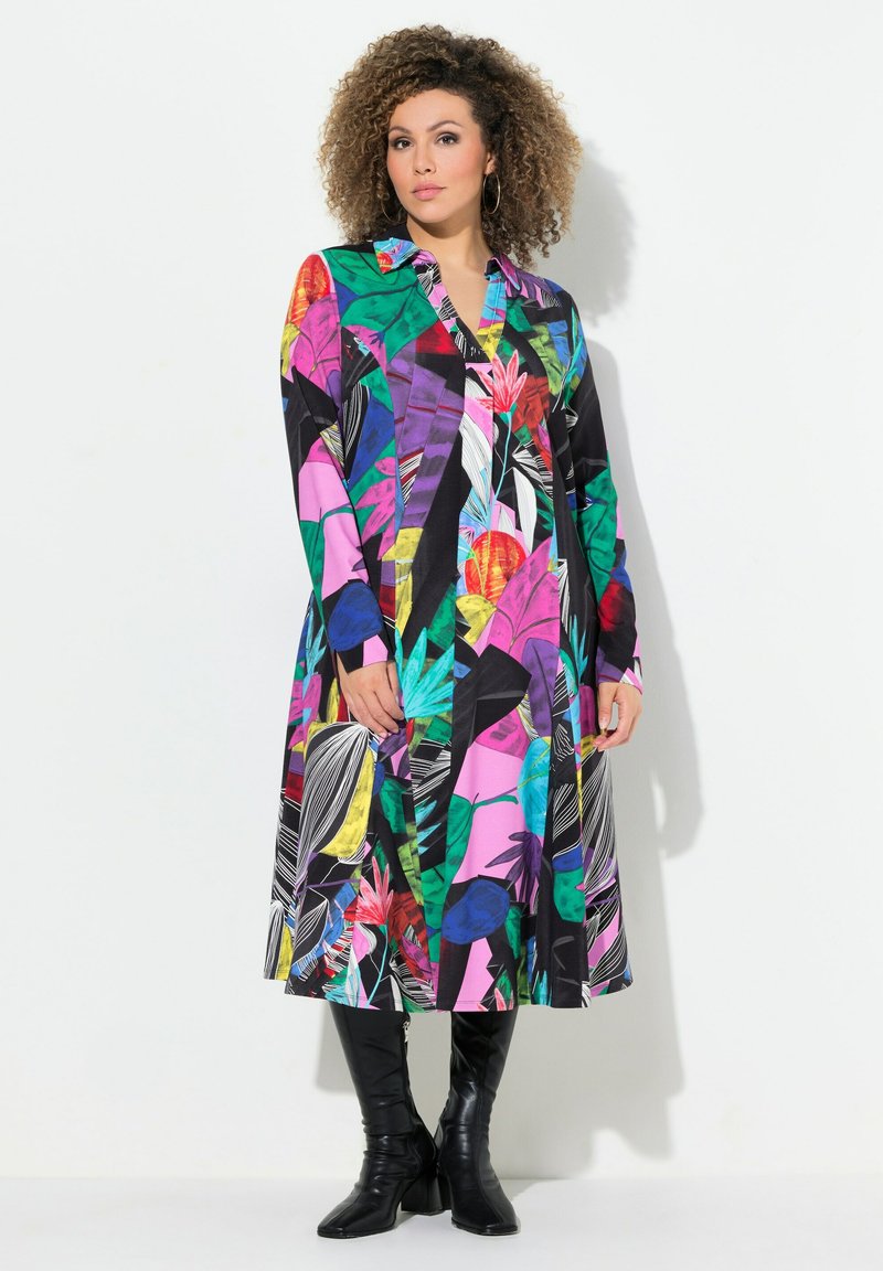 Langes Hemdkleid mit einem lebhaften Blumen- und Blätterdruck in Pink, Grün, Blau und Schwarz. Besitzt einen kragenförmigen Ausschnitt und eine durchgehende Knopfleiste.