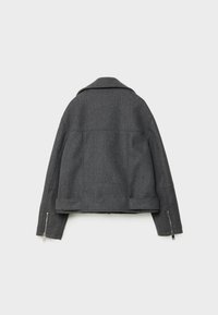 Veste en laine grise avec une coupe légèrement courte, un large col et des accents zippés sur les manches. Tissu texturé avec des coutures structurées.