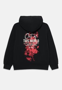 Černá mikina s kapucí, na které je červená květinová grafika a bílý nápis "Out of This World" a další menší text na zadní straně.