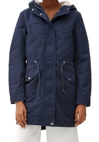 Parka azul marino con capucha, cintura ajustable con cordón, dos bolsillos frontales y un forro interior suave. Presenta cremallera metálica y botones de presión.