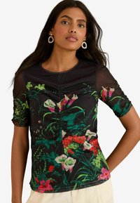 Blusa nera a fiori con maniche corte, caratterizzata da vivaci motivi floreali verdi e rosa. Il materiale è morbido, con dettagli arricciati sul davanti.