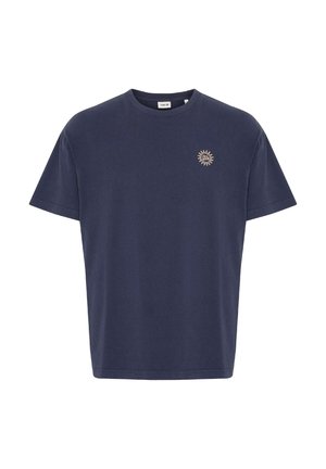Camiseta de algodón azul marino, de manga corta, con cuello redondo, que presenta un pequeño emblema de sol en dorado en el área del pecho izquierdo. Corte recto clásico.