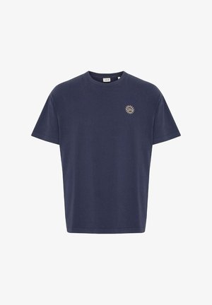 Camiseta de algodón azul marino, de manga corta, con cuello redondo, que presenta un pequeño emblema de sol en dorado en el área del pecho izquierdo. Corte recto clásico.