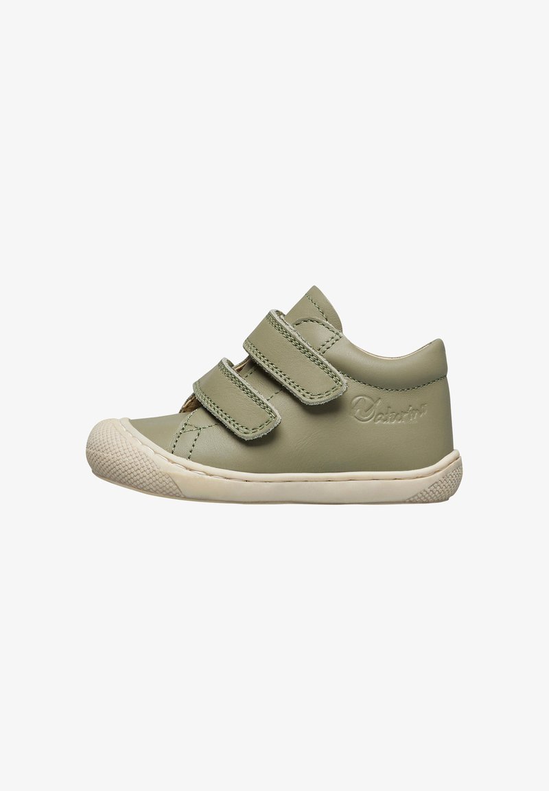 Scarpa verde in pelle con due fasce in Velcro, punta rotonda e suola in gomma, caratterizzata da una suola testurizzata color avorio e dettaglio del logo sul lato.