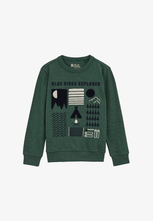 Sweatshirt verde con scollo rotondo, con vari disegni ricamati a tema natura in blu navy e crema, inclusi montagne, un falò e nuvole.