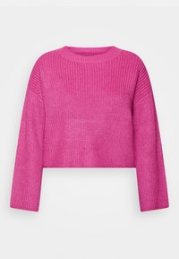 Virkat, kort topp i klarrosa. Har rund halsringning och långa ärmar med ribbtextur genom hela plagget.