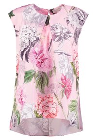 Blusa floral en tejido rosa con grandes estampados de peonías e hidrangeas, mangas cortas, escote redondeado y un dobladillo trasero más largo.