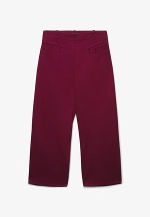 Hochgeschnittene, weit geschnittene burgunderfarbene Hose mit Gürtelschlaufen und zwei vorderen Klappentaschen, auf einem weißen Hintergrund präsentiert.