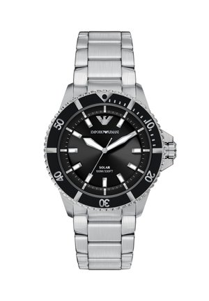 Silberne Solaruhr aus Edelstahl mit schwarzem Zifferblatt, markanten weißen Markierungen und einer drehbaren Lünette; verfügt über ein poliertes Gliederarmband.