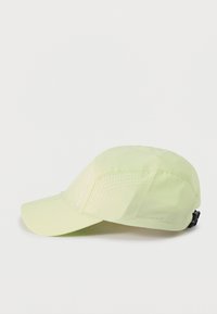 Ανοιχτοπράσινο καπέλο μπέιζμπολ με διάτρητες πλευρικές πάνελ και ρυθμιζόμενο μαύρο λουράκι, παρουσιασμένο σε λευκό φόντο.