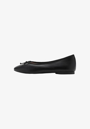 Zwarte ballerina van glad leer, met een ronde neus, dunne zool en een decoratieve strik aan de voorkant.
