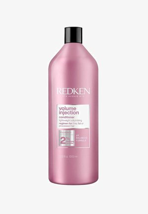 Roze plastic fles van Redken Volume Injection Conditioner met een zwarte dop. Inclusief label met details over de lichtgewicht volumizing formule en gebruiksinstructies.