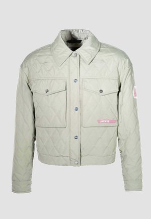 Giacca trapuntata verde chiaro con grandi tasche frontali, bottoni a pressione, colletto e un'etichetta rosa "JACK1T" sulla tasca frontale.