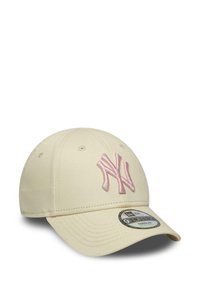 Beige Baseballcap mit einem pinken gestickten "NY"-Logo, einem gebogenen Schirm und einem verstellbaren Riemen auf der Rückseite. Strapazierfähiger Stoff mit strukturierter Oberfläche.