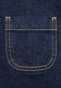 Tissu en denim bleu foncé avec une petite poche ornée de coutures jaunes et d'un bord supérieur arrondi, mettant en valeur une surface tissée texturée.