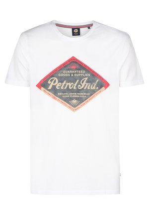 T-shirt bianca a girocollo realizzata in cotone, con una stampa grafica testurizzata in rosso, nero e crema che presenta la scritta "Petrol Ind." sul davanti.