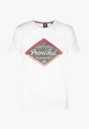 Valkoinen pyöreäkauluksinen t-paita, joka on valmistettu puuvillasta ja jossa on teksturoitu graafinen printti punaisella, mustalla ja kermaisella värillä, jossa lukee "Petrol Ind." etupuolella.