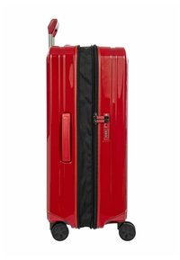 Valigia rigida rossa con finitura lucida, cerniera nera, maniglia laterale e lucchetto a combinazione; dotata di quattro ruote per la mobilità.