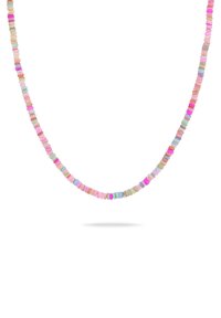 Farverig perlekæde med små cylindriske perler i lyserød, lilla, mint og creme nuancer, med varierende teksturerede overflader.