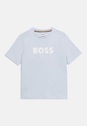 Lys blå kortermet t-skjorte med «BOSS» trykt i hvitt på brystet og rund hals.