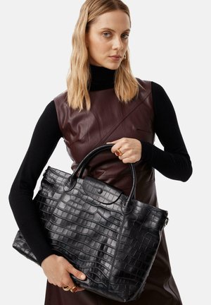 Borsa tote in pelle nera con effetto coccodrillo, dotata di due manici superiori, forma strutturata e chiusura a flap. Texture liscia con finitura lucida.