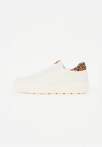 Sneakers in pelle bianca con lacci bianchi, un accento in stampa leopardata testurizzata sul tallone e una suola spessa di colore crema.