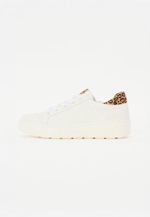 Sneakers in pelle bianca con lacci bianchi, un accento in stampa leopardata testurizzata sul tallone e una suola spessa di colore crema.