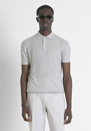Grijze geribbelde polo met korte mouwen, een kraag en een knoopsluiting met drie knopen, gecombineerd met lichte broek. Soepele textuur en slim-fit ontwerp.