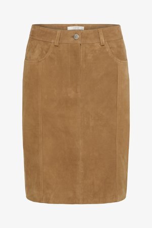 Falda lápiz de ante marrón con una textura suave, bolsillos frontales, cierre de botón y detalles de costura vertical.