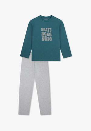 Camicia a maniche lunghe color teal con testo "SKATEBOARDING" e pantaloni grigio chiaro posati in piano su uno sfondo bianco.