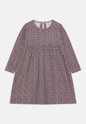 Pikkade varrukatega kleit burgundi lillemustriga, valmistatud pehmest kangast. Omab ümmargust kaelust ja volditud vööd, pakkudes lõdva istuvuse.