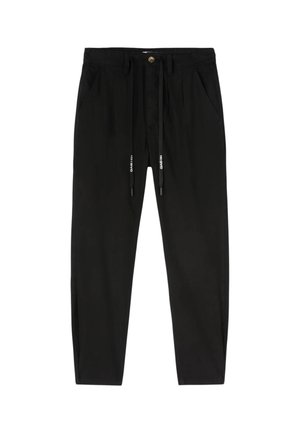 Pantaloni neri con taglio stretto, tasche frontali, passanti per cintura, chiusura con bottone e coulisse con testo bianco alle estremità.