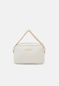 Přešívaná bílá kabelka přes rameno se zlatým řetízkovým popruhem, obdélníkového tvaru, se zipovým zavíráním a vodorovným zlatým akcentem. Hladká textura.