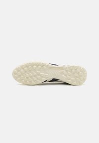 adidas Performance PREDATOR PRO TURF - Fodboldstøvler til kunstgræs - off white/core black/pure ruby