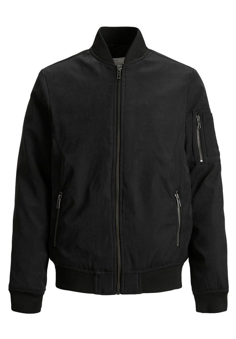 Chaqueta bomber negra con cierre frontal, puños y dobladillo acanalados, dos bolsillos laterales y un bolsillo con cremallera adicional en la manga izquierda. Textura suave.