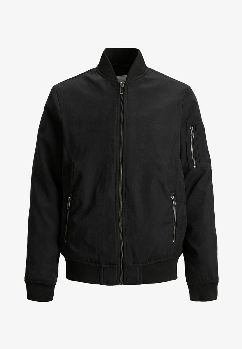 Chaqueta bomber negra con cierre frontal, puños y dobladillo acanalados, dos bolsillos laterales y un bolsillo con cremallera adicional en la manga izquierda. Textura suave.