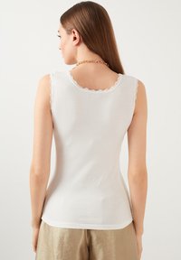 LELA Slim Fit - Top - ecru