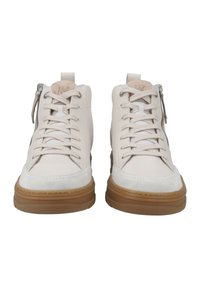 Baskets montantes en cuir beige clair avec un panneau texturé, un design à lacets et une fermeture éclair sur le côté, dotées d'une semelle en caoutchouc naturel.
