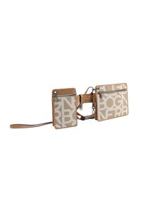 Borsa a cintura color tan e beige con due scomparti con zip, caratterizzata da grandi lettere bianche e una tracolla regolabile con fibbia.