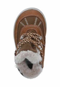 Brązowy zamszowy but z białym futrzanym obszyciem, sznurowadłami w kratkę i kontrastującym białym przeszyciem. Zaokrąglony czubek i gumowa podeszwa.