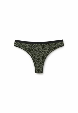String imprimé léopard vert avec une ceinture élastique noire, présentant une texture lisse et des bords sans couture pour un confort optimal.