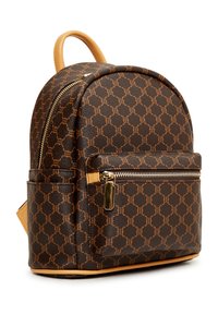 Zaino in ecopelle marrone con un motivo geometrico in rilievo, forma arrotondata, dettagli dorati, manico superiore e una tasca anteriore con zip.