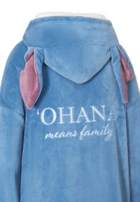 Felpa blu in peluche con una texture morbida, presenta accenti in tessuto rosa a forma di orecchie e un testo ricamato che recita "'OHANA significa famiglia" sulla schiena.