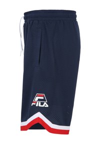 Pantaloni corti in rete blu navy con cintura elastica, cordino bianco, tasche laterali e un accento bianco/rosso all'orlo. Logo Fila stampato sul davanti.