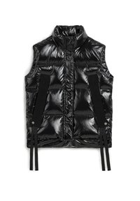 Zwarte puffer vest met een hoge kraag, glanzende textuur en verstelbare banden aan de zijkanten. Bevat gestikte secties voor isolatie.